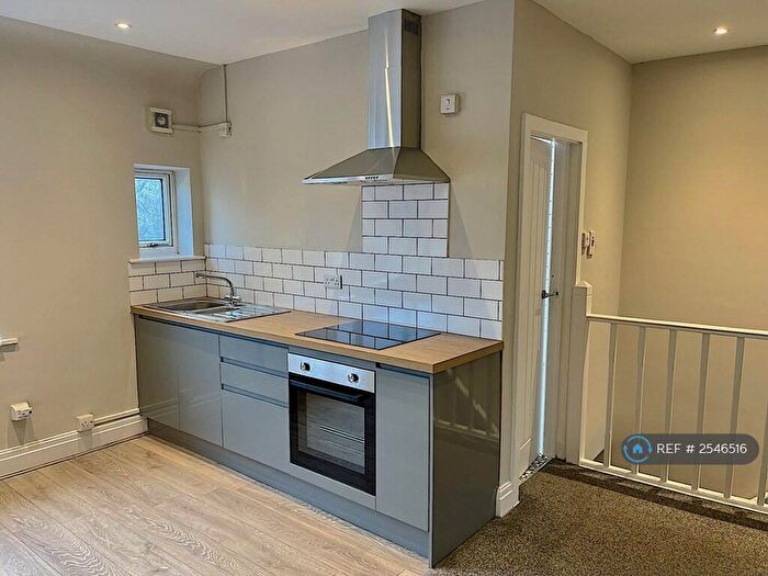 2 Bedroom Flat To Rent In Cross Street, Sale, M33