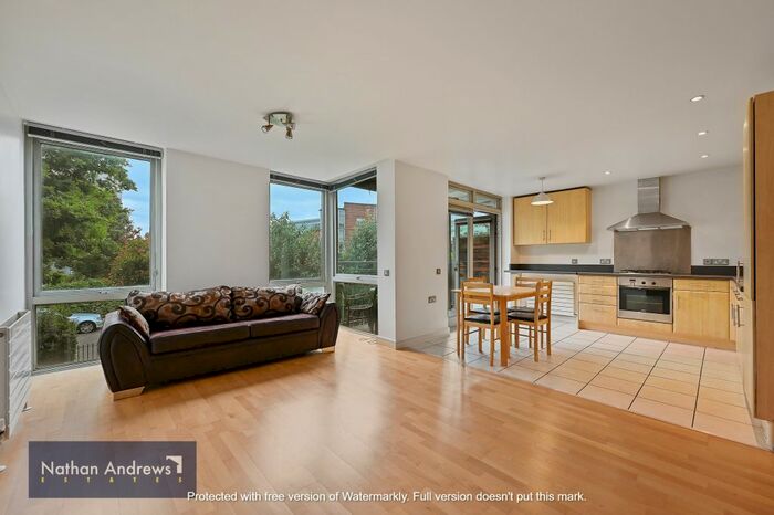 2 Bedroom Flat To Rent In Hunt Close, Holland Park, London, W11