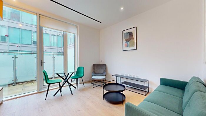 1 Bedroom Flat To Rent In Great West Road, Brentford, TW8