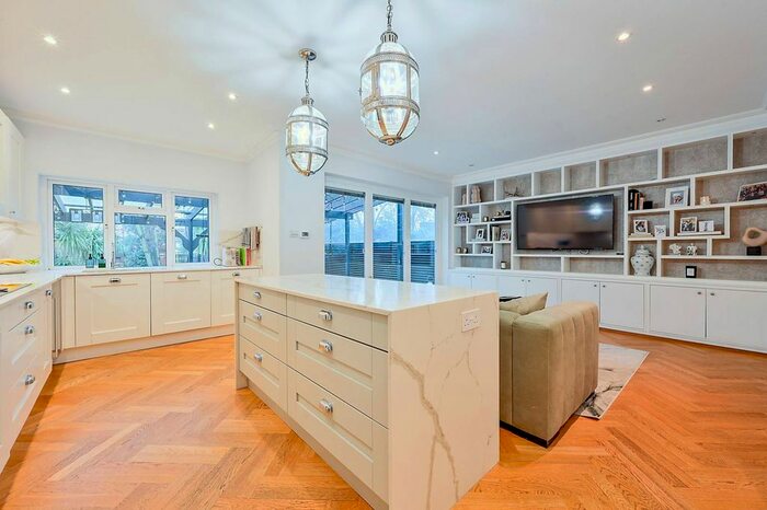 5 Bedroom Property To Rent In Lynton Road, Acton, London, W3