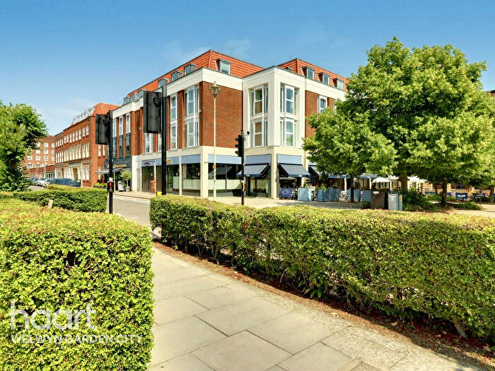 1 Bedroom Flat For Sale In Fountain House, Parkway, Welwyn Garden City, AL8