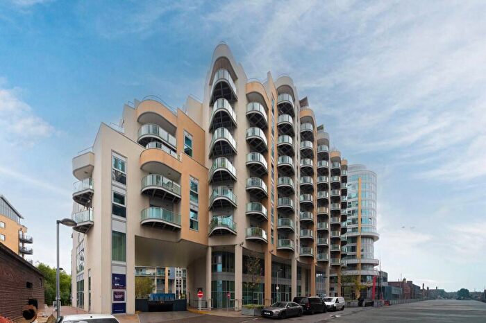 2 Bedroom Flat To Rent In Bridges Court Road, Battersea, London, SW11