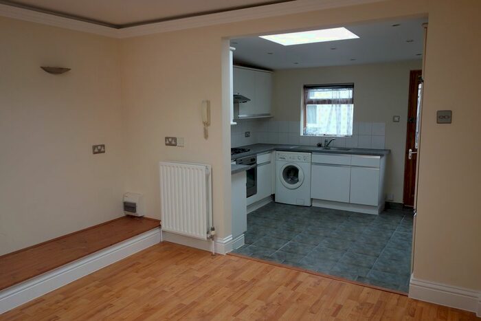 1 Bedroom Flat To Rent In Tolworth Park Road, Surbiton, KT6