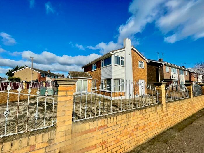 5 Bedroom houses for sale in Canvey Island, Essex