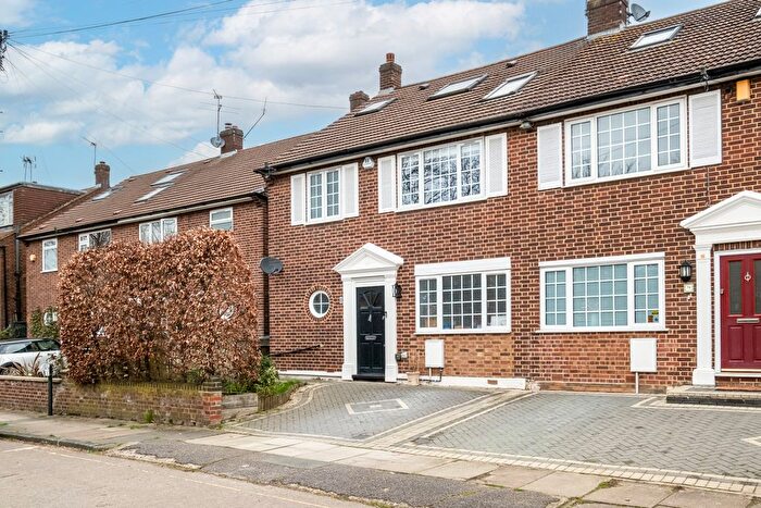 4 Bedroom Detached House For Sale In The Causeway, London, N2