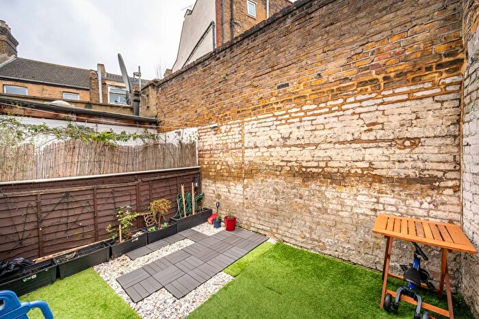 2 Bedroom Flat For Sale In Cann Hall Road, Leyton, London, E11