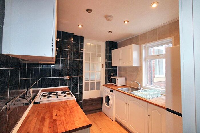 3 Bedroom Flat To Rent In Tosson Terrace, Heaton, Newcastle Upon Tyne, Tyne And Wear, NE6