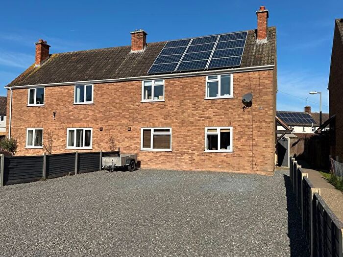 3 Bedroom Semi-Detached House For Sale In School Road, Taunton, TA2