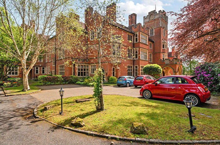 3 Bedroom Flat For Sale In Oldfield Wood, Woking, Surrey, GU22