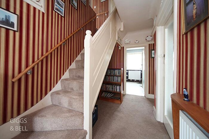 4 Bedroom Detached House For Sale In Montrose Avenue, Luton, Bedfordshire, LU3