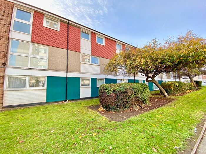 3 Bedroom Maisonette For Sale In Sun Court, Erith, DA8