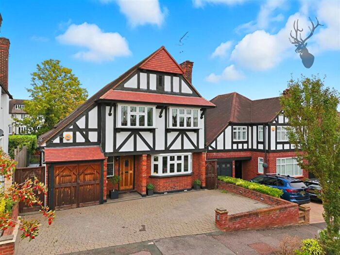 4 Bedroom House For Sale In The Glade, Woodford Green, IG8