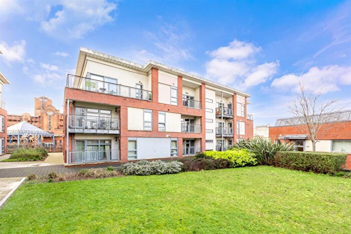 2 Bedroom Apartment For Sale In Broad Weir, Bristol, BS1