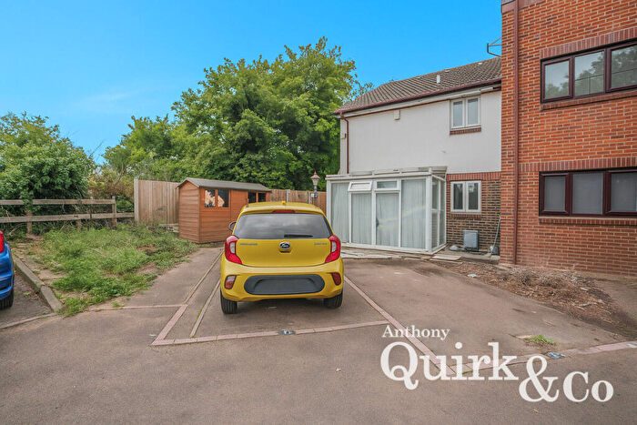 1 Bedroom Semi-Detached House For Sale In Banner Close, Purfleet-on-thames, RM19