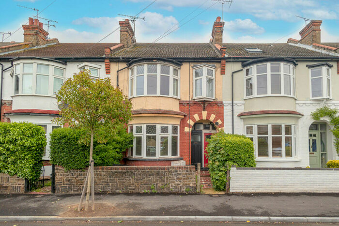 2 Bedroom Flat To Rent In Pall Mall, Leigh-on-Sea, SS9