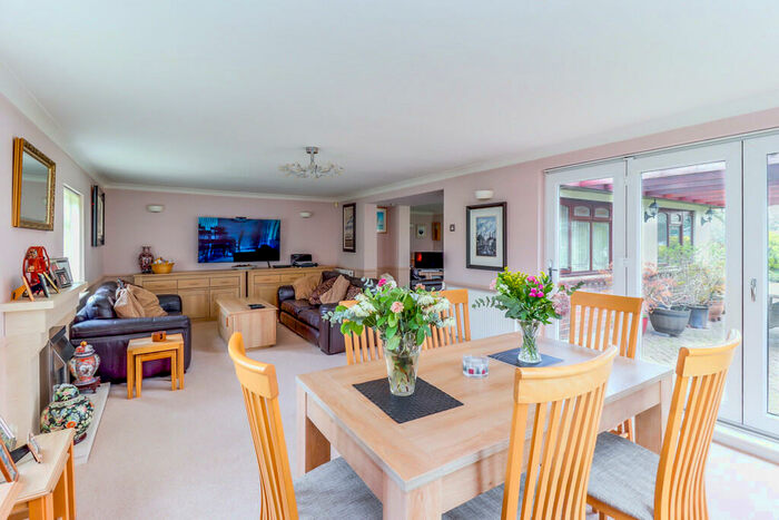 4 Bedroom Chalet For Sale In Osborne Road, Bowers Gifford, SS13