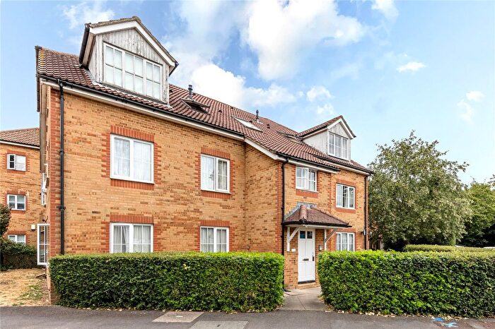2 Bedroom Flat For Sale In Aspen Vale, Whyteleafe, Surrey, CR3