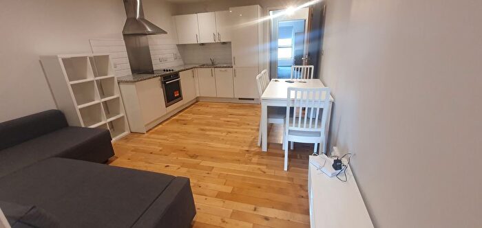 3 Bedroom Flat To Rent In Flat Amisha Court, Grange Road, London, SE1