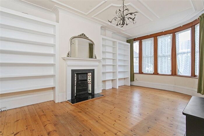 3 Bedroom End Of Terrace House For Sale In Riverway, London, N13