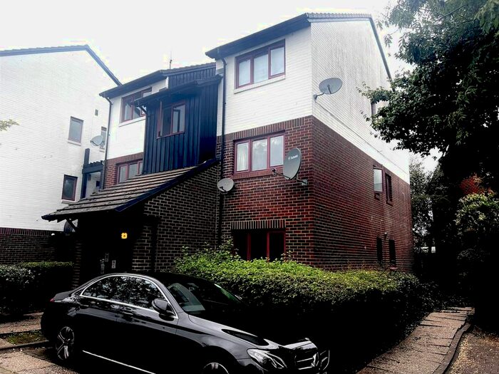 1 Bedroom Flat To Rent In Marina Approach, Yeading, Hayes, UB4