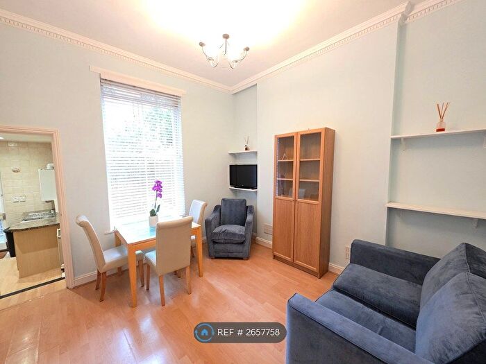 2 Bedroom Flat To Rent In Cambridge Gardens, London, W10