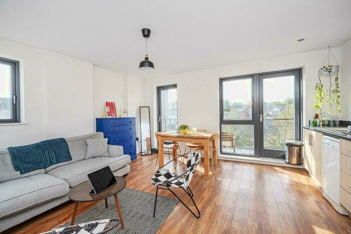 2 Bedroom Flat To Rent In Walnut Court, Clapton, London, E5