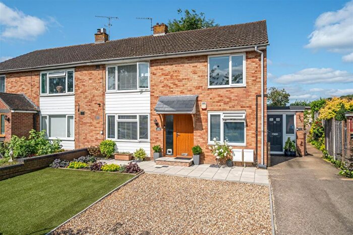 2 Bedroom Flat For Sale In Beechfield, Kings Langley, WD4