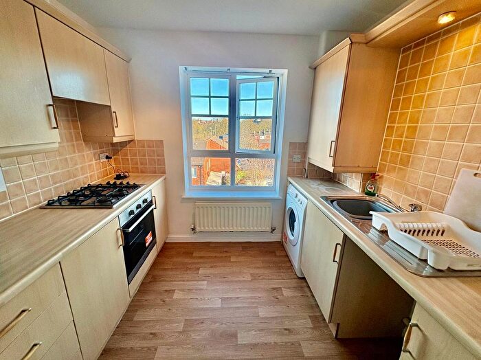 2 Bedroom Flat To Rent In Cleeves Court, Nottingham, NG7