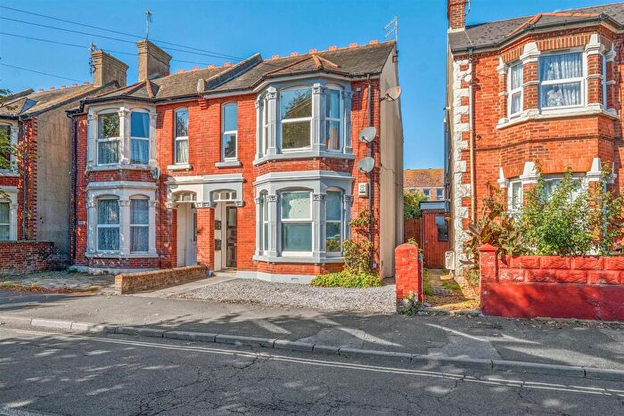 2 Bedroom Flat For Sale In Canada Grove, Bognor Regis, PO21