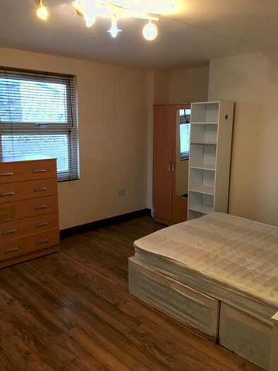 Studio To Rent In Uxbridge Road, London, W12