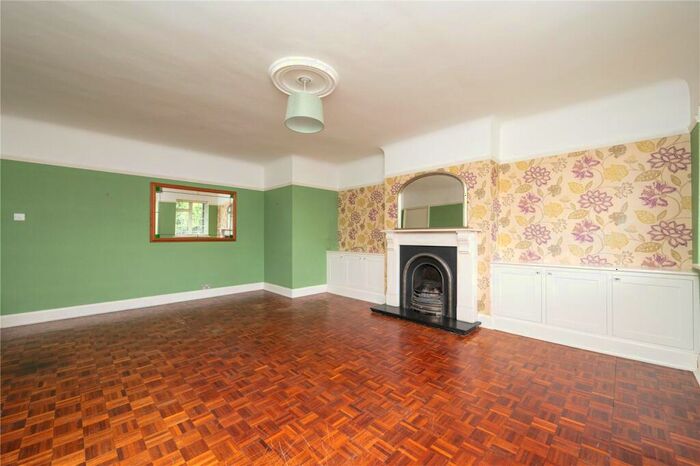 2 Bedroom Flat For Sale In Grange Street, St. Albans, Hertfordshire, AL3