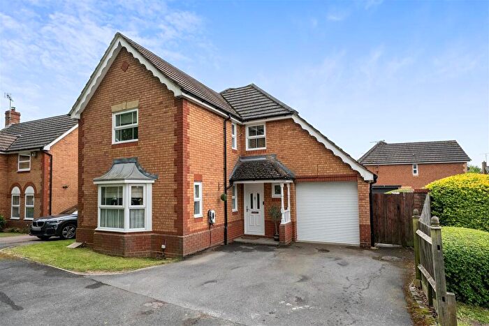 4 Bedroom Detached House For Sale In Anthian Close, Woodley, Reading, Berkshire, RG5