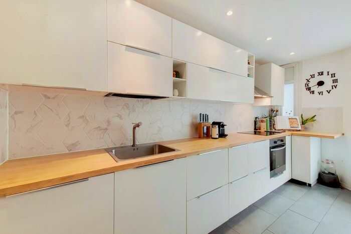 2 Bedroom Flat To Rent In Bushell Close, Tulse Hill, London, SW2
