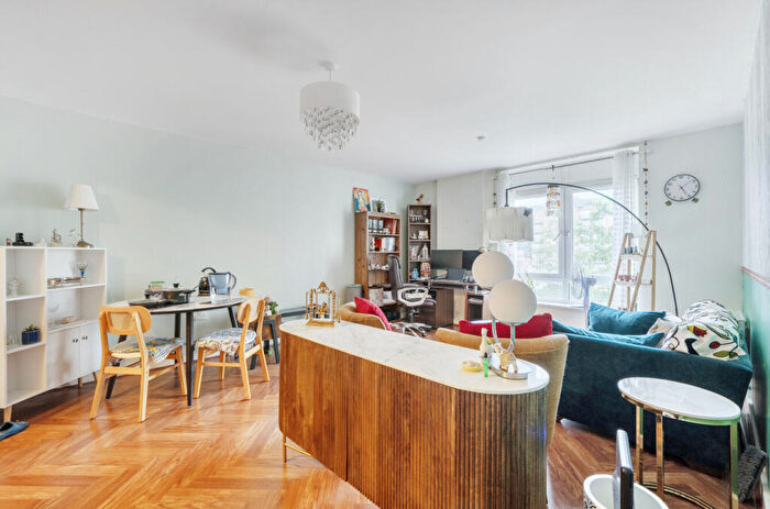 2 Bedroom Apartment For Sale In Kenavon Drive, Reading, Berkshire, RG1