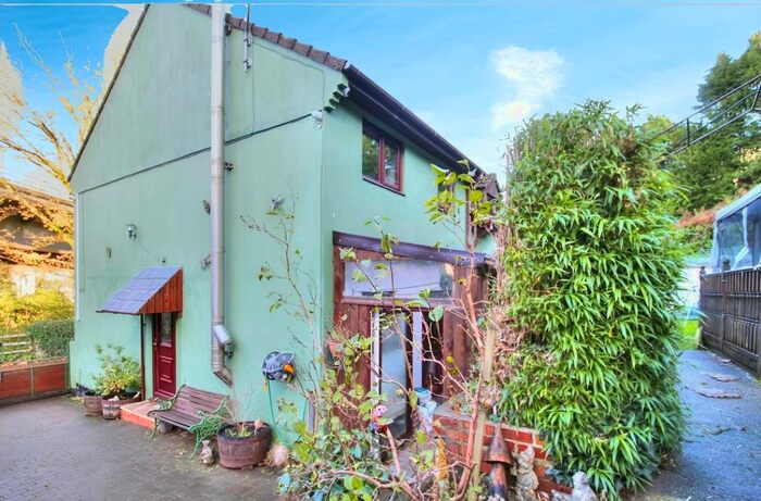 4 Bedroom Detached House For Sale In Old Totnes Road, Buckfastleigh, TQ11