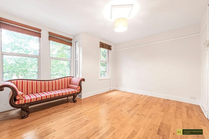 3 Bedroom Flat To Rent In Fielding Road, London, W4