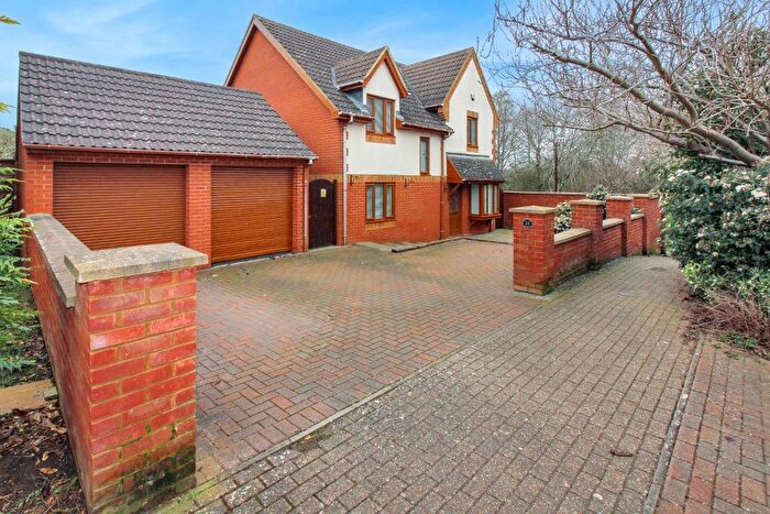 3 Bedroom Detached House For Sale In Walkhampton Avenue, Bradwell Common, Milton Keynes, Buckinghamshire, MK13
