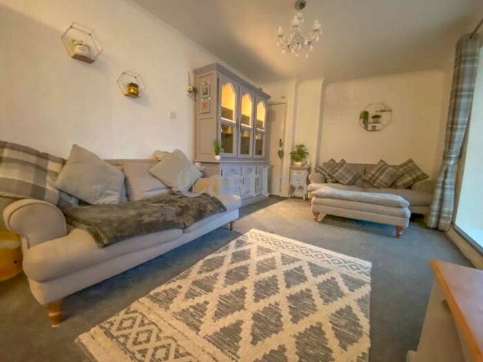 3 Bedroom Flat To Rent In Pound Close, Nazeing EN9