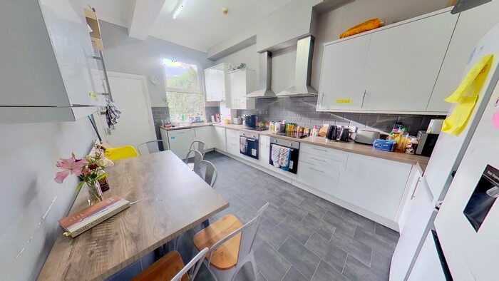 11 Bedroom Terraced House To Rent In Brudenell Road, Hyde Park, Leeds, LS6