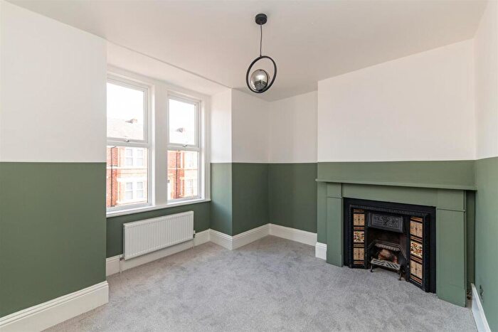 3 Bedroom Flat To Rent In Rodsley Avenue, Gateshead, Tyne And Wear, NE8