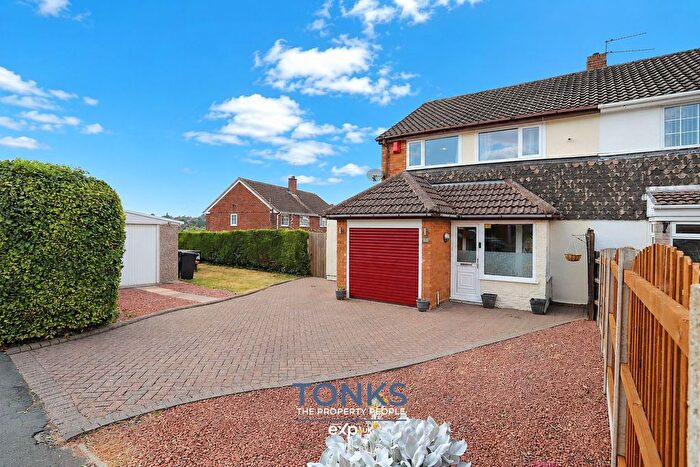 3 Bedroom Semi Detached House For Sale In Lyndon Close, Halesowen, B63