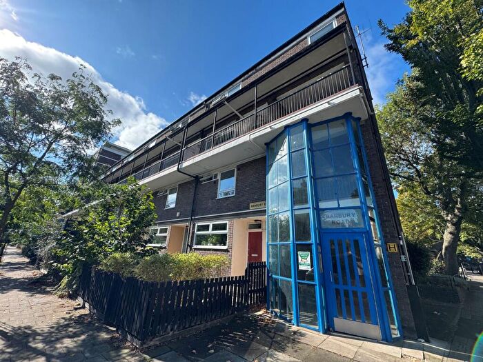 3 Bedroom Flat To Rent In Banbury Road, London, E9