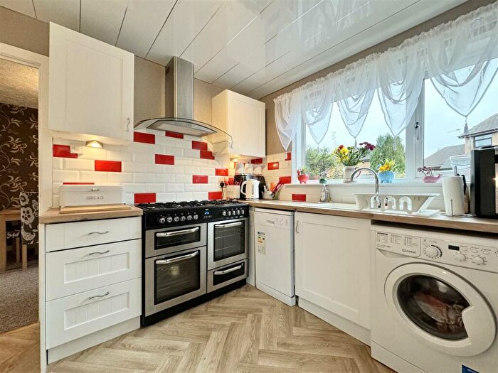 3 Bedroom Semi-Detached House For Sale In Waukglen Crescent, Glasgow, G53