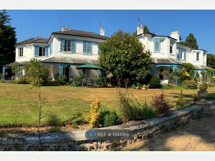 2 Bedroom Flat To Rent In Alderbourne Manor, Buckinghamshire, SL9