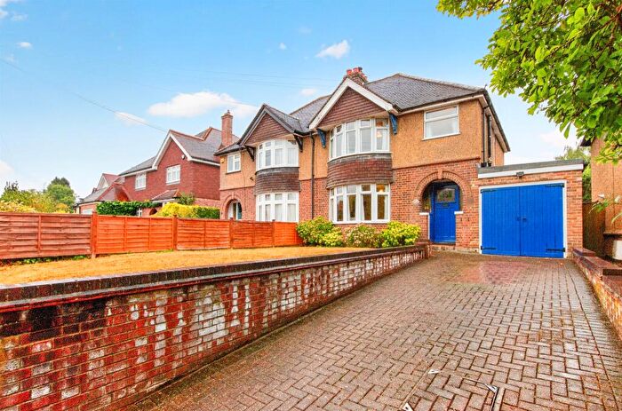 3 Bedroom Semi-Detached House For Sale In Crabtree Lane, Harpenden, AL5