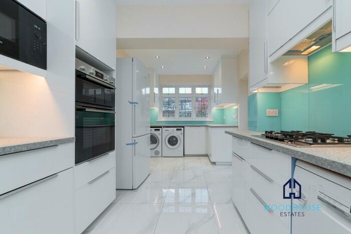 5 Bedroom Detached House To Rent In Mallow Walk, Waltham Cross, Hertfordshire, EN7