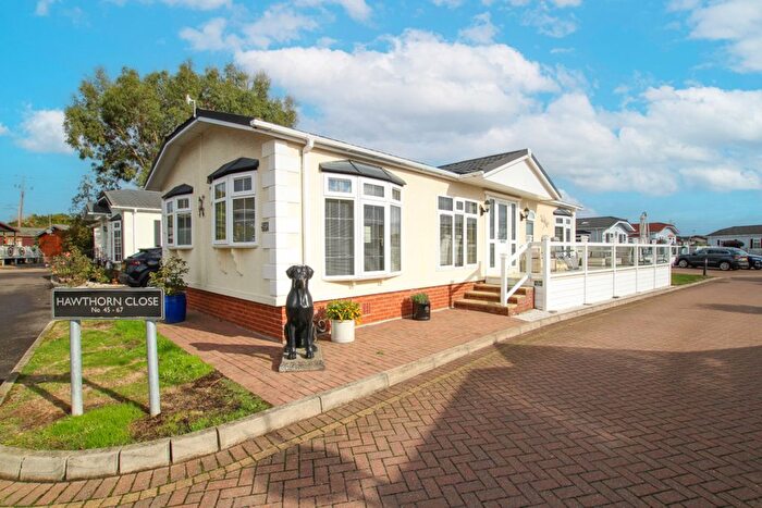 2 Bedroom Mobile/park Home For Sale In Hawthorn Close, Wickford, SS11