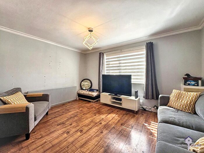 3 Bedroom Semi-Detached House For Sale In Waterhouse Lane, Southampton, SO15