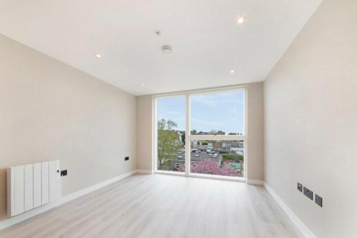 1 Bedroom Flat To Rent In The Gladstone, Edgware Rd, London, NW2