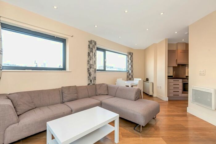 2 Bedroom Flat To Rent In Tower Bridge Road, London SE1